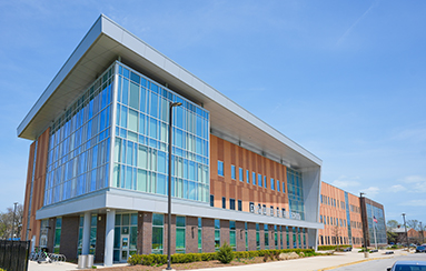 Exterior de Englewood STEM Health & Wellness Center
